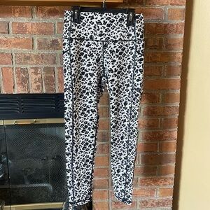 Zyia Active Snow Leopard Pocket Brilliant Hi-Rise 7/8 Leggings